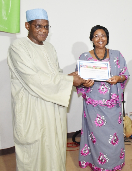 Dr. Juliana Rwelamira, Managing Director of SAA received a certificate of appreciation from Dr. Abdoulaye Hamadoun, General Secretary of the Ministry of Agriculture of Mali
