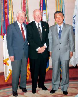 Le président Carter (à gauche), le Dr Norman Borlaug (au centre) et Yohei Sasakawa (à droite).