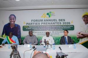 Son Excellence le Ministre de l’Agriculture, l’Ambassadeur du Japon, le représentant du Maire de la Commune et le Directeur pays de Sasakawa Africa Association au présidium lors de l’ouverture officielle.