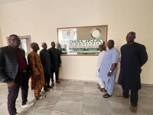 Photo de groupe des représentants de SAA Mali et de TOGUNA à l’issue d’une réunion stratégique d’intermédiation visant à renforcer les partenariats.