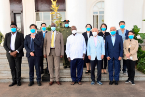 President Museveni(center), Mr. Sasakawa (third-right) and Dr. Amit (second-right) with the the delegation  after a meeting at State House Entebbe