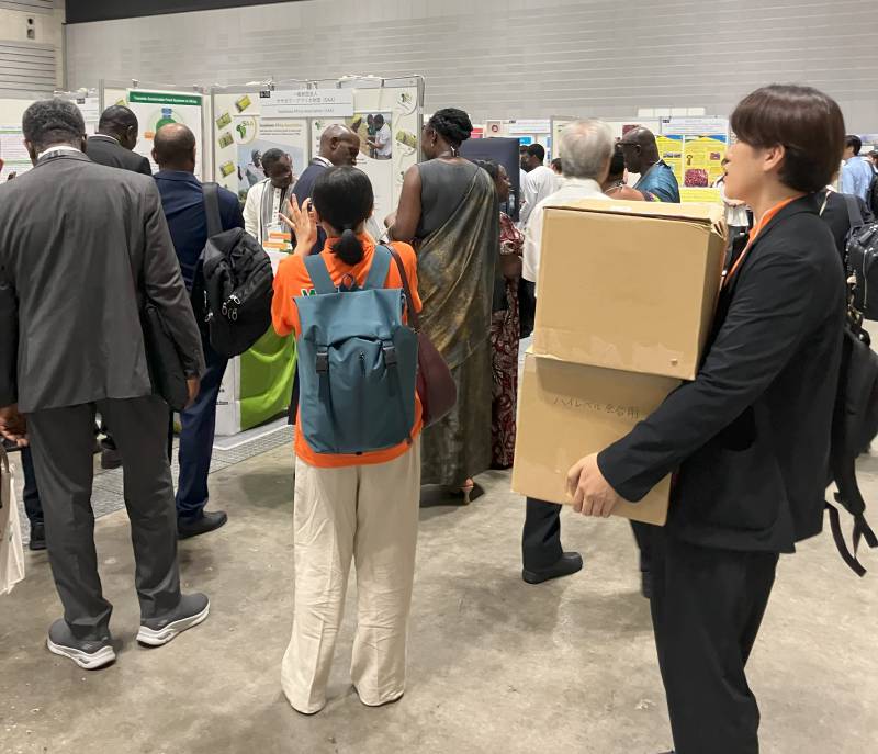 展示ブースにチラシを運ぶインターンのKさん