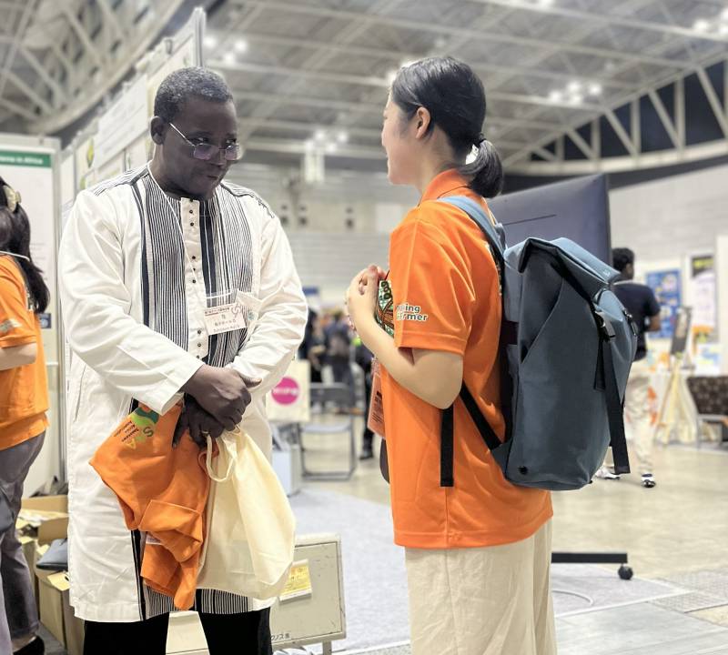 SAAスタッフと会話するインターンのNさん