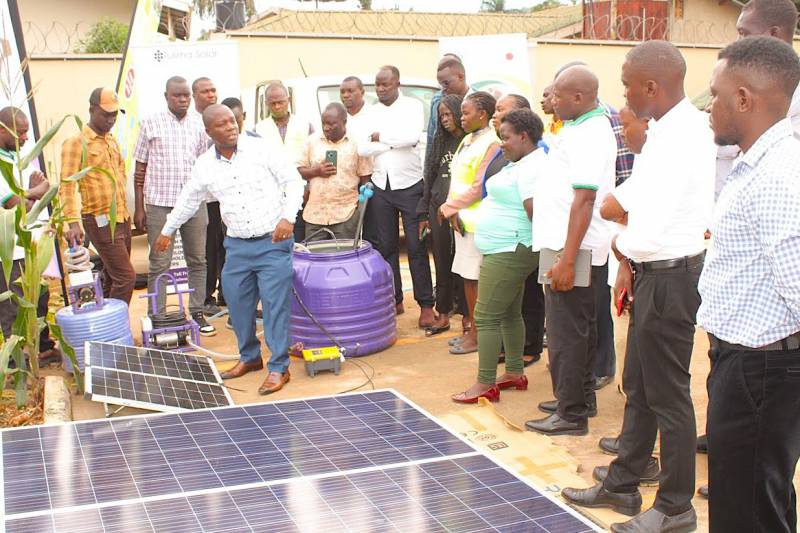 Tulima Solar社の太陽光発電灌漑キットの取り扱い説明を行う様子