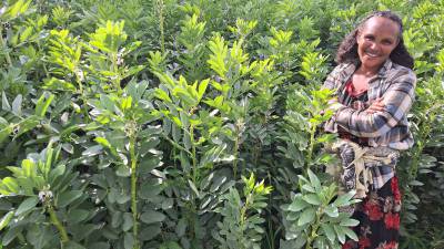 自身の圃場で笑顔を見せるタデレク・アドゥラさん