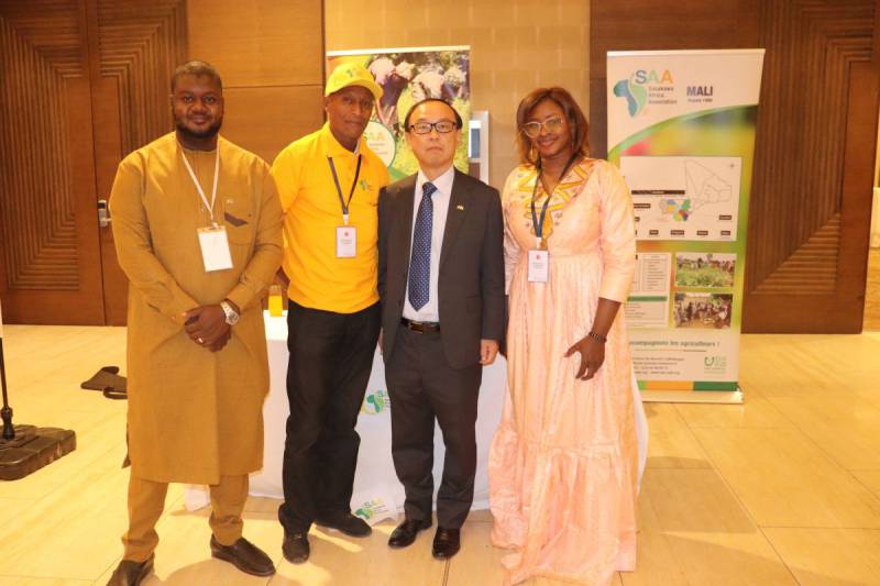 駐マリ日本国特命全権大使の村田優久夫氏と記念撮影を行うSAAマリ事務所のチーム